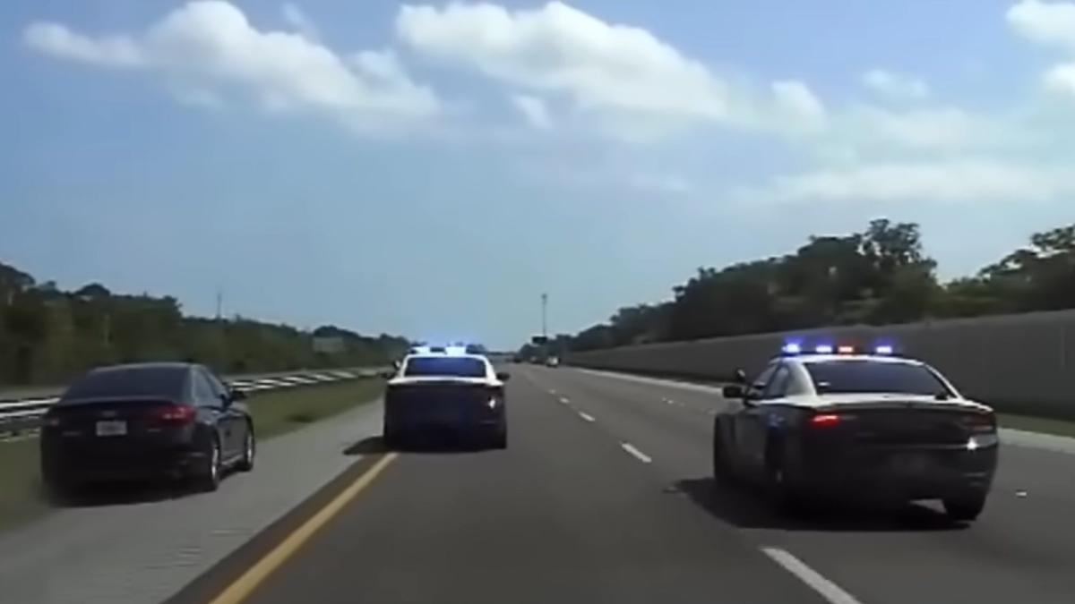 Гледайте как ченгетата от Флорида пренасяват този Hyundai