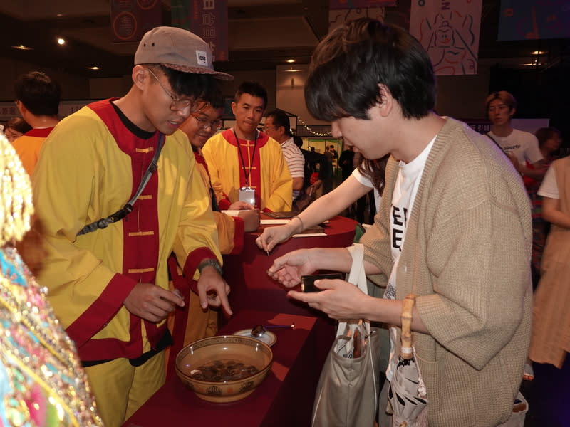 台灣文化祭在京都 新港奉天宮設媽祖紅壇 第5屆日本最大型台灣文化祭TAIWAN PLUS把新港奉 天宮媽祖請來京都，向日本民眾介紹台灣傳統的信仰 文化，藉由體驗求錢水（圖）、擲筊解惑、媽祖大符 拓印，讓日本民眾認識台灣的媽祖。 中央社記者楊明珠京都攝 113年5月12日 