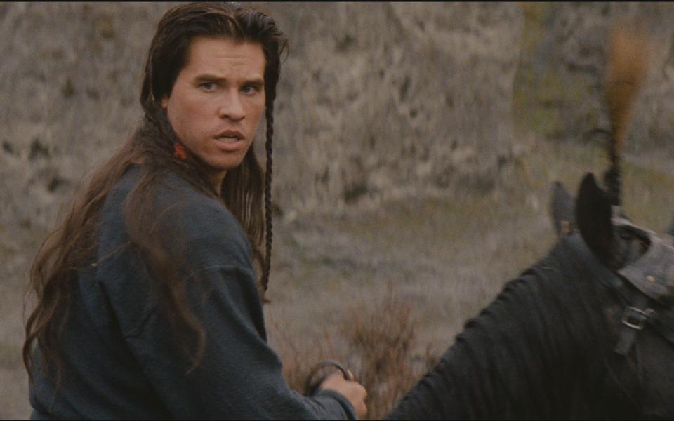 Krieger Madmartigan (Val Kilmer) steht dem Titelhelden in dem Fantasy-Abenteuer "Willow" mit Rat und Schwert zur Seite. (Bild: Kabel Eins / Motion Picture / 1988 Lucasfilm Ltd.)