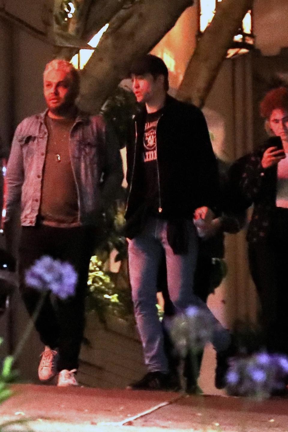 Robert Pattinson and friends approaching Stewart outside of Chateau Marmont on Friday. (Photo: Backgrid)