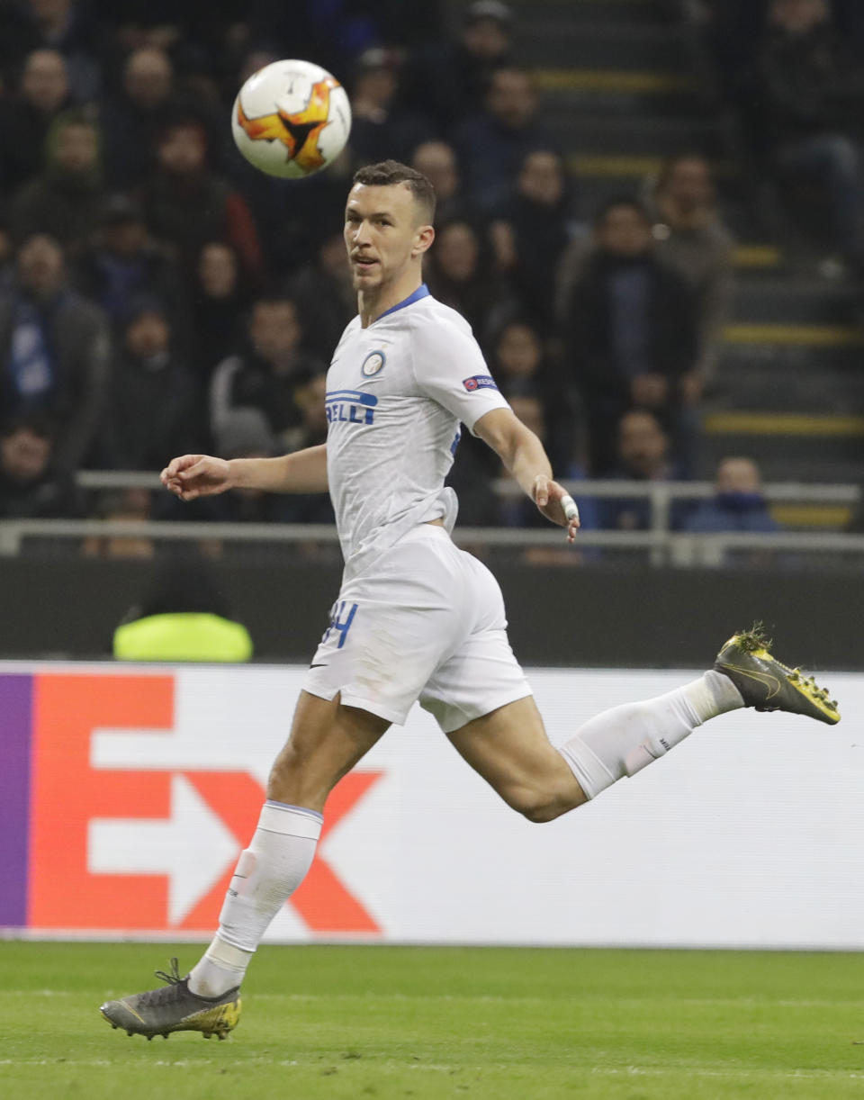 Inter Milan's Ivan Perisic scores his side's third goal during the Europa League, round of 32, second leg soccer match between Inter Milan and SK Rapid Vienna, at the San Siro stadium in Milan, Italy, Thursday, Feb. 21, 2019. (AP Photo/Luca Bruno)