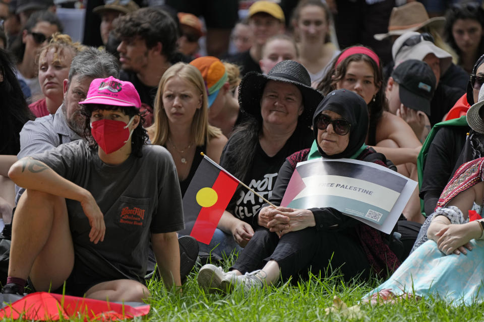 Un grupo de personas acuden a una protesta de indígenas australianos con motivo del Día de Australia, en Sydney, el 26 de enero de 2024. (AP Foto/Rick Rycroft)