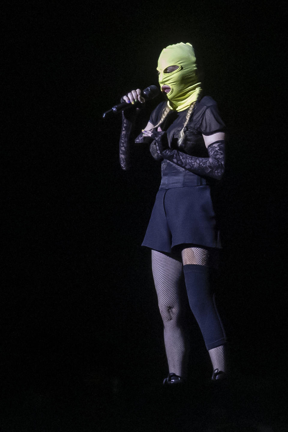 Madonna ensaya con una máscara para el último concierto de su gira Celebration en Río de Janeiro, Brasil, el jueves 2 de mayo de 2024. Madonna se presentó el sábado en un concierto gratuito en la playa de Copacabana. (Foto AP/Bruna Prado)