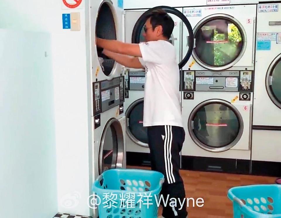 黎耀祥在台灣拍攝期間，會到自助洗衣店洗衣，頗融入在地生活。（翻攝自黎耀祥微博）