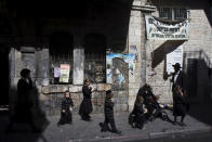 FILE PHOTO: An ultra-Orthodox Jewish family walk on a street in Jerusalem's Mea Shearim neighbourhood September 24, 2015. REUTERS/Ronen Zvulun/File Photo