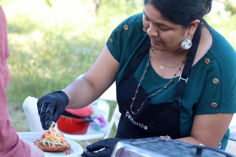 Cecilia Moreno, nativa americana tachi, durante Cocina cultural: ‘el sabor del hogar: cada platillo cuenta una historia’ a finales del mes de abril en Madera.