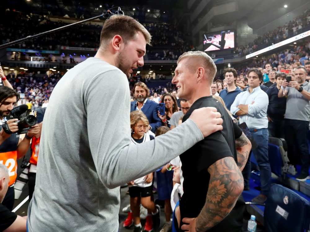 Toni Kroos (r.) und Luka Doncic im Oktober 2023 (IMAGO/FOTO: JOSE A. GARCIA)