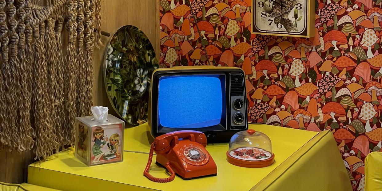 room in the modernism museum palm springs that features a tv and rotary phone