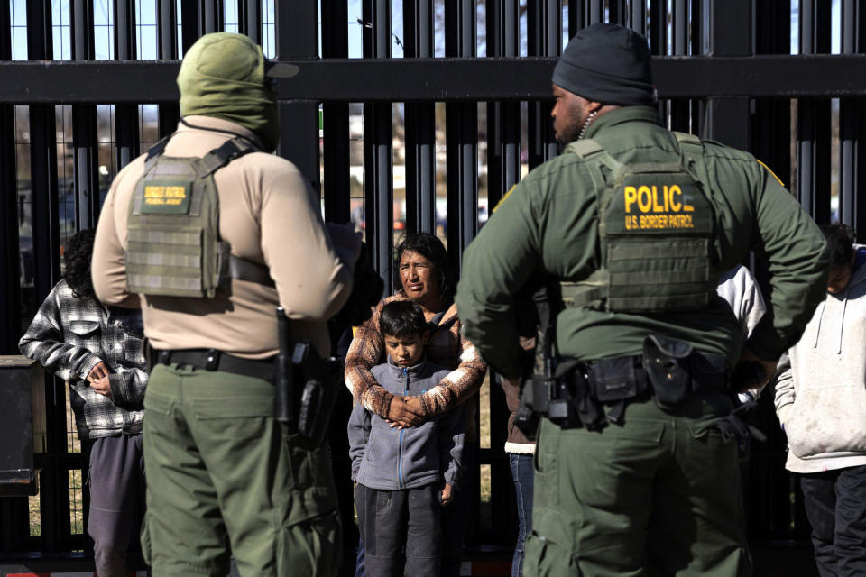 U.S. Border Patrol agents guard migrants that crossed into Shelby Park as they wait to be picked up for processing in Eagle Pass, Texas (Michael Gonzalez / Getty Images)