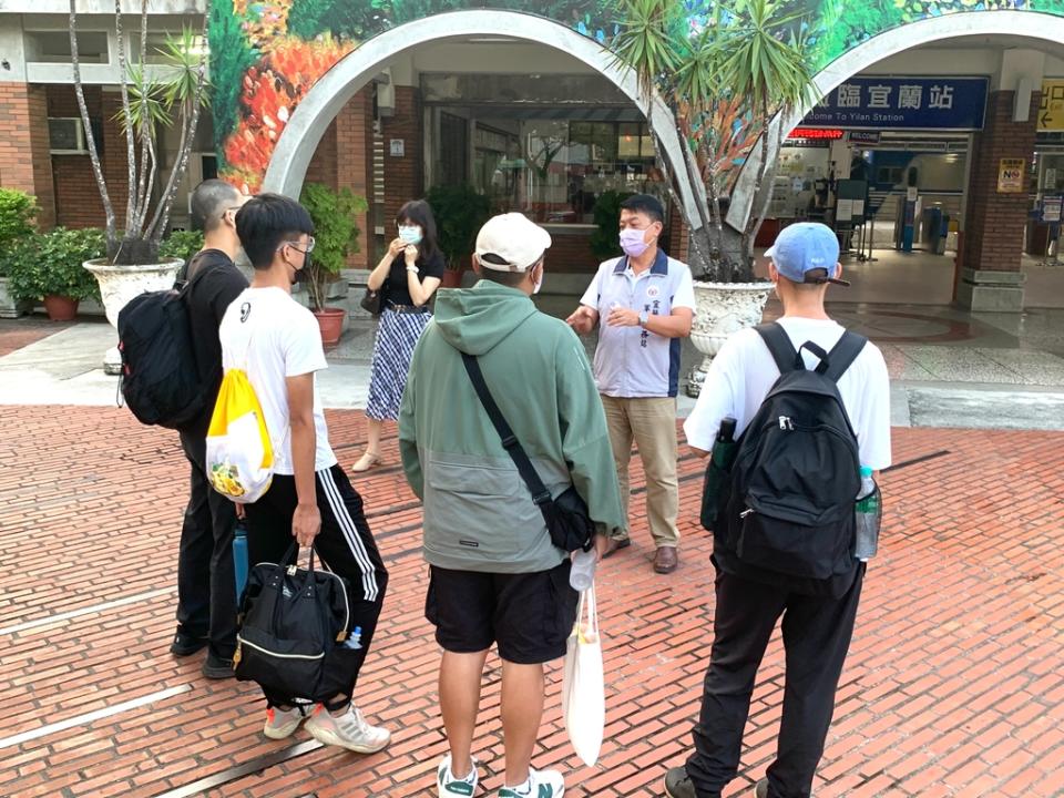 《圖說》宜蘭縣軍人服務站長尹華忠今日一早歡送空軍軍事訓練役男前往營區報到。〈宜蘭縣軍人服務站提供〉