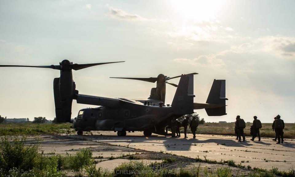 Special forces troops board Osprey tilt-rotor aircraft in Ukraine