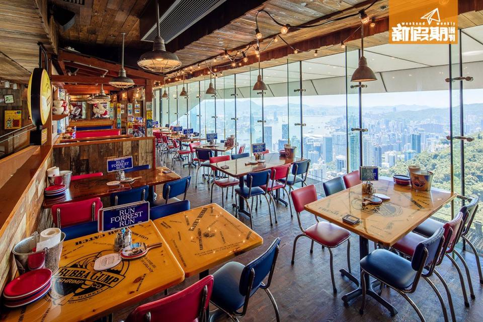 餐廳坐落山頂凌宵閣，有一列落地玻璃窗，可飽覽維港靚景。