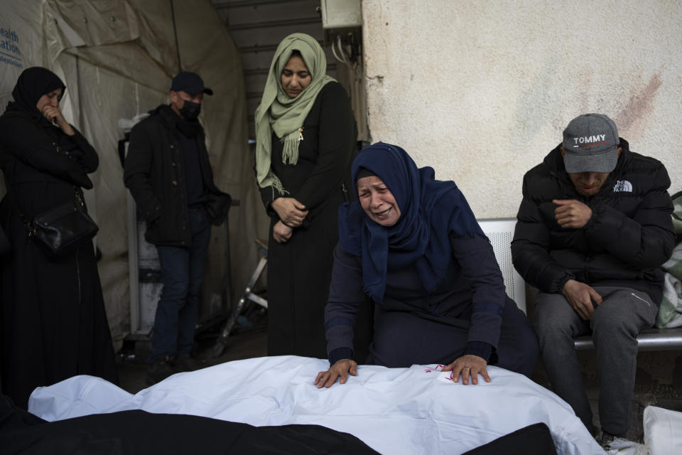Palestinos lloran a sus familiares muertos en un bombardeo israelí en Rafah, en la Franja de Gaza, el 10 de febrero de 2024. (AP Foto/Fatima Shbair)