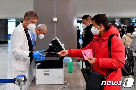 Italian airports conduct comprehensive PCR tests on passengers from China.  (Reprinted from 