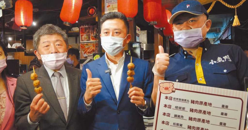 衛福部長陳時中（左一）視察新竹市東門市場，還搞笑示範如何戴口罩吃摃丸。（圖／邱立雅攝）