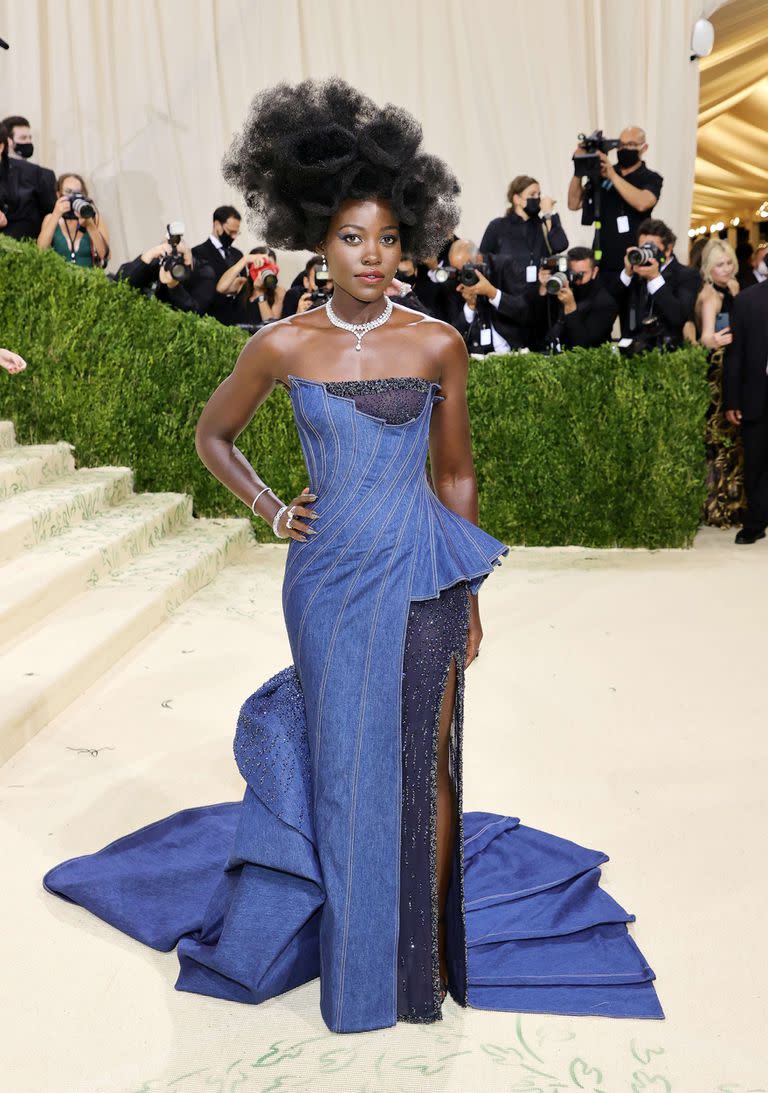 Atelier Versace diseñó un vestido de jean de alta costura con cola plisada y detalles de cristal para Lupita Nyong'o, que realzó su cuello con diamantes De Beers