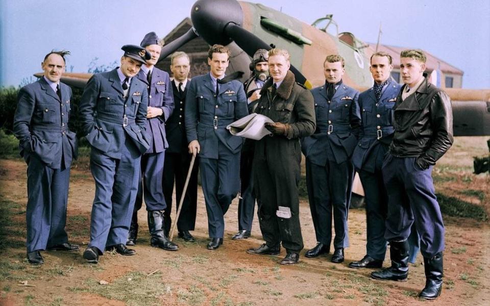 John Hemingway, second from left, with the pilots of 85 Squadron - family photograph