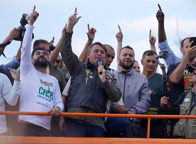 El presidente brasileño, Jair Bolsonaro, reaccionar tras participar en un evento con motoqueros en Sao Paulo, Brasil