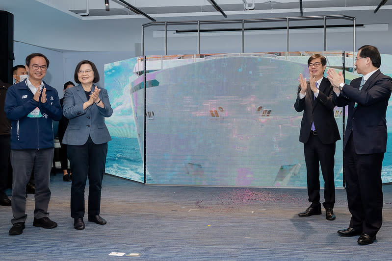 蔡英文總統六日蒞臨高雄，出席亞灣新創園暨5G AIoT專案辦公室開幕啟動儀式。她表示，在高雄成立亞灣新創園，就是要推動南台灣的新創產業。（記者吳文欽攝）