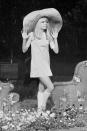 <p>France Gall fait en sorte de faire évoluer rapidement son look. A la fin des années 60, la Française n’hésite pas à s’afficher avec des robes de plus en plus courtes et se met également à porter des chapeaux XXL et des chaussettes montantes. Crédit photo : Getty Images </p>