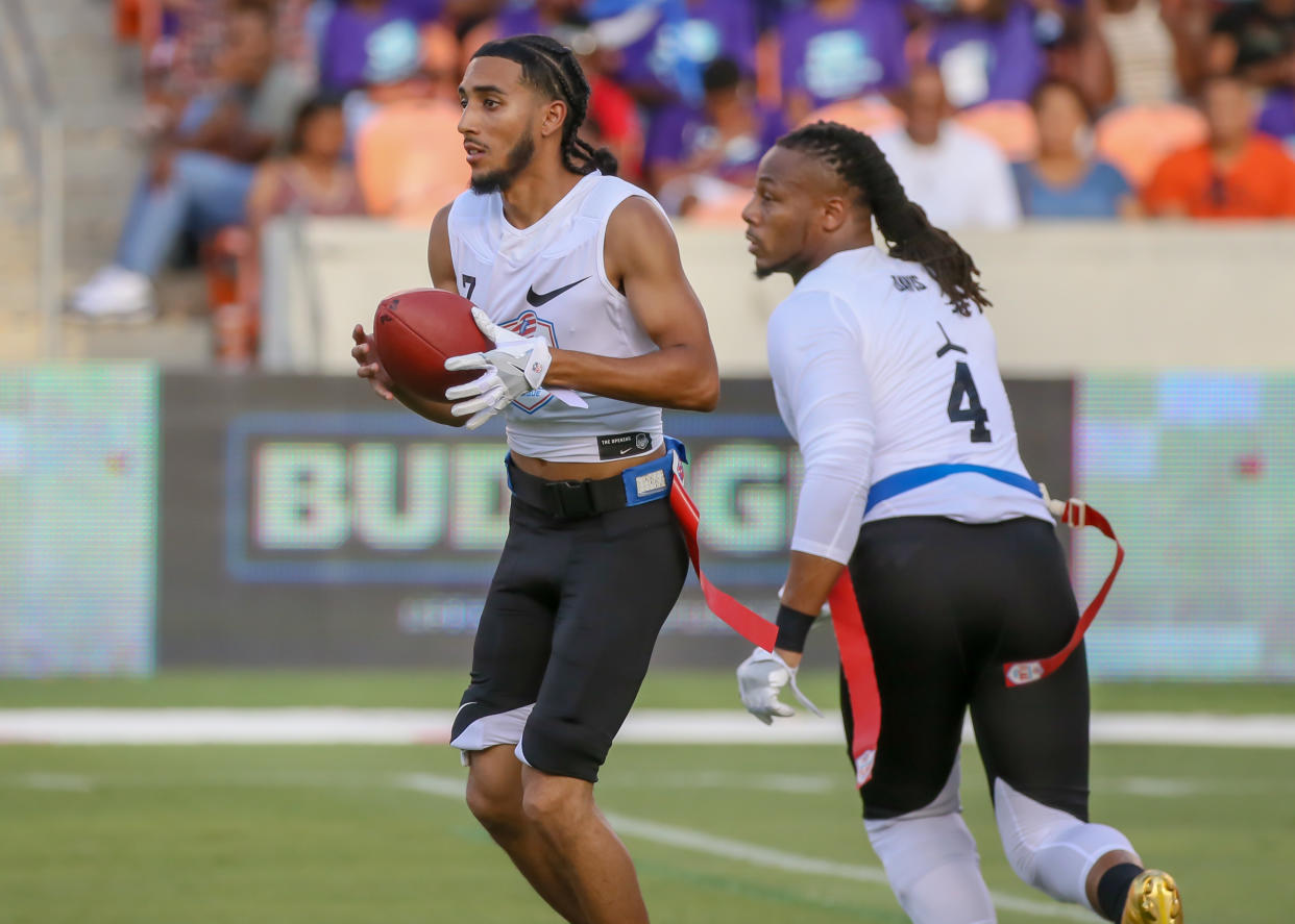 HOUSTON, TX - JULY 19:  Fighting Cancer quarterback Darrell Doucette (7) prepares to hand the ball to Fighting Cancer wide receiver Darius Davis (4) during the American Flag Football League Ultimate Final game between the Fighting Cancer and Godspeed on July 19, 2018 at BBVA Compass Stadium in Houston, Texas.  (Photo by Leslie Plaza Johnson/Icon Sportswire via Getty Images)