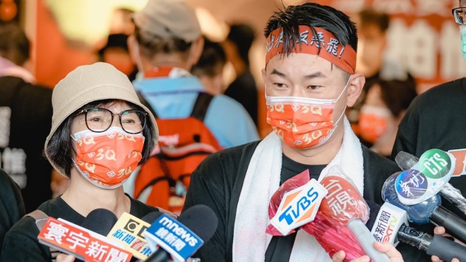 陳柏惟冒雨徒步100小時「反惡罷」。（圖／陳柏惟辦公室提供）