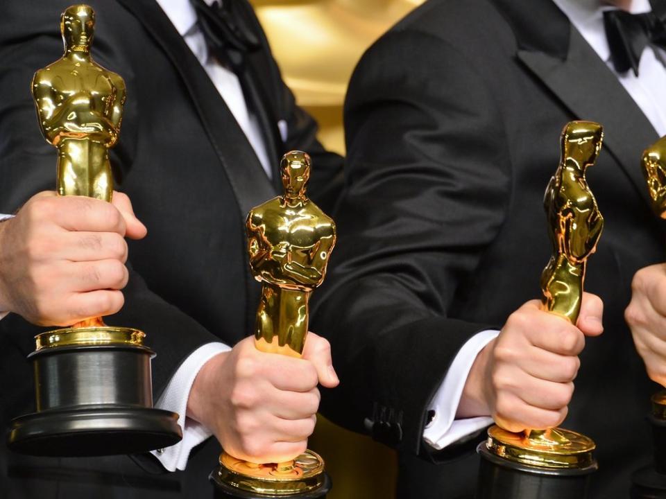 Über 3.000 Oscar-Statuen wurden bislang an Preisträgerinnen und Preisträger vergeben. (Bild: Featureflash Photo Agency/Shutterstock.com)