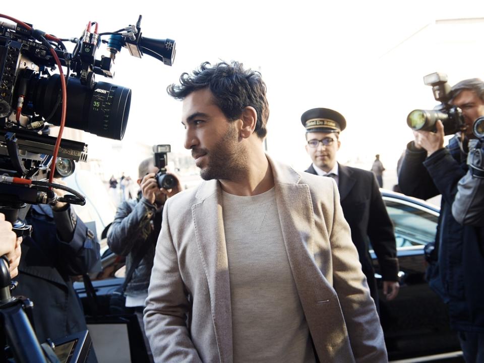 Elyas M'Barek wird in "Liebesdings" von Paparazzi belagert. (Bild: Constantin Film Verleih / Violetta Grimm)