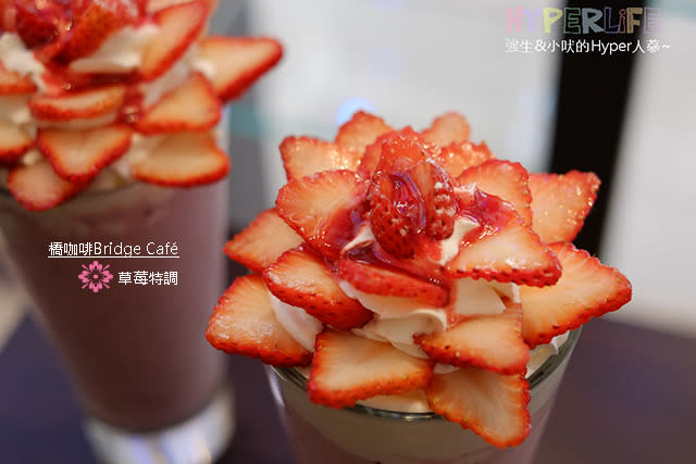 一中商圈也喝的到媲美韓國AtoZ cafe的草莓拿鐵&芒果特調，橋咖啡好看又好