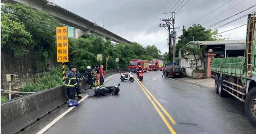 &#x005468;&#x007537;&#x00884c;&#x007d93;&#x006cf0;&#x005c71;&#x005927;&#x0079d1;&#x004e00;&#x008def;&#x006642;&#x00ff0c;&#x004e0d;&#x00660e;&#x00539f;&#x0056e0;&#x0064e6;&#x00649e;&#x008b77;&#x006b04;&#x00ff0c;&#x0096a8;&#x005f8c;&#x006454;&#x00843d;&#x004e00;&#x0065c1;&#x007684;&#x005927;&#x006392;&#x006c34;&#x006e9d;&#x003002;&#x00ff08;&#x005716;&#x00ff0f;&#x008b66;&#x0065b9;&#x0063d0;&#x004f9b;&#x00ff09;