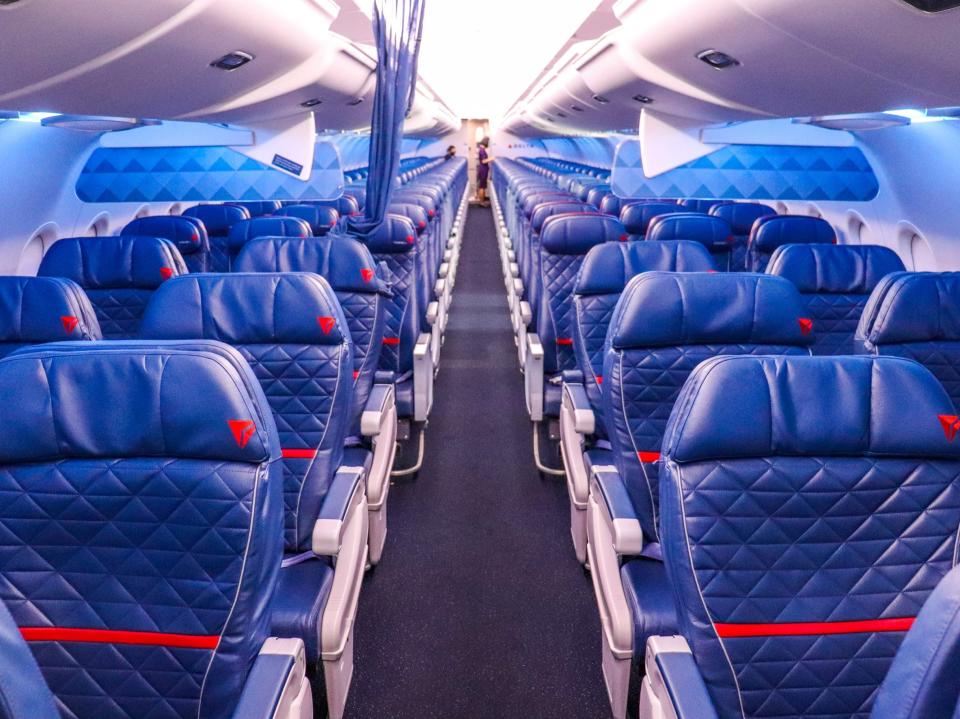 Delta Air Lines First Class Minneapolis to New York Airbus A320