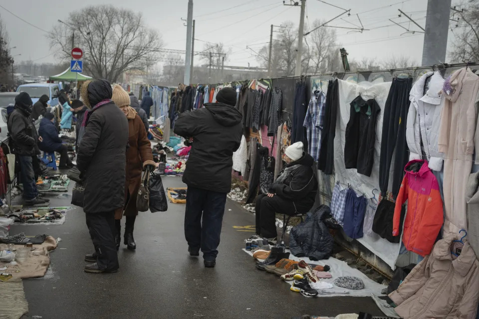 Người dân bán đồ tại một khu chợ trời trong thành phố ở thủ đô Kyiv của Ukraine, Chủ nhật, ngày 11 tháng 2 năm 2024. Mặc dù ngày càng có nhiều người mua phải thắt lưng buộc bụng, khu chợ vẫn cung cấp nhiều loại hàng hóa vì nó đã tồn tại được sau năm thứ hai của cuộc chiến với Ukraine. Nga. (Ảnh AP/Efrem Lukatsky)