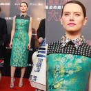 <p>Ein wunderbares Beispiel für den perfekten Look zum richtigen Anlass: Daisy Ridley trug auf der Shanghai-Premiere von „Star Wars: The Last Jedi“ ein Dress im Materialmix von Prada, das gleichzeitig modern wirkte und mit traditionellen chinesischen Textilmotiven spielte. (20. Dezember 2017, Bild: Getty Images) </p>