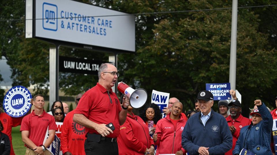 GM and UAW Sign Tentative Labor Agreement, Ending 45-Day Strike photo