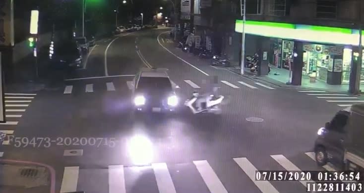 16歲陳姓機車騎士闖紅燈，撞上當時綠燈直行的警車。（圖／東森新聞）