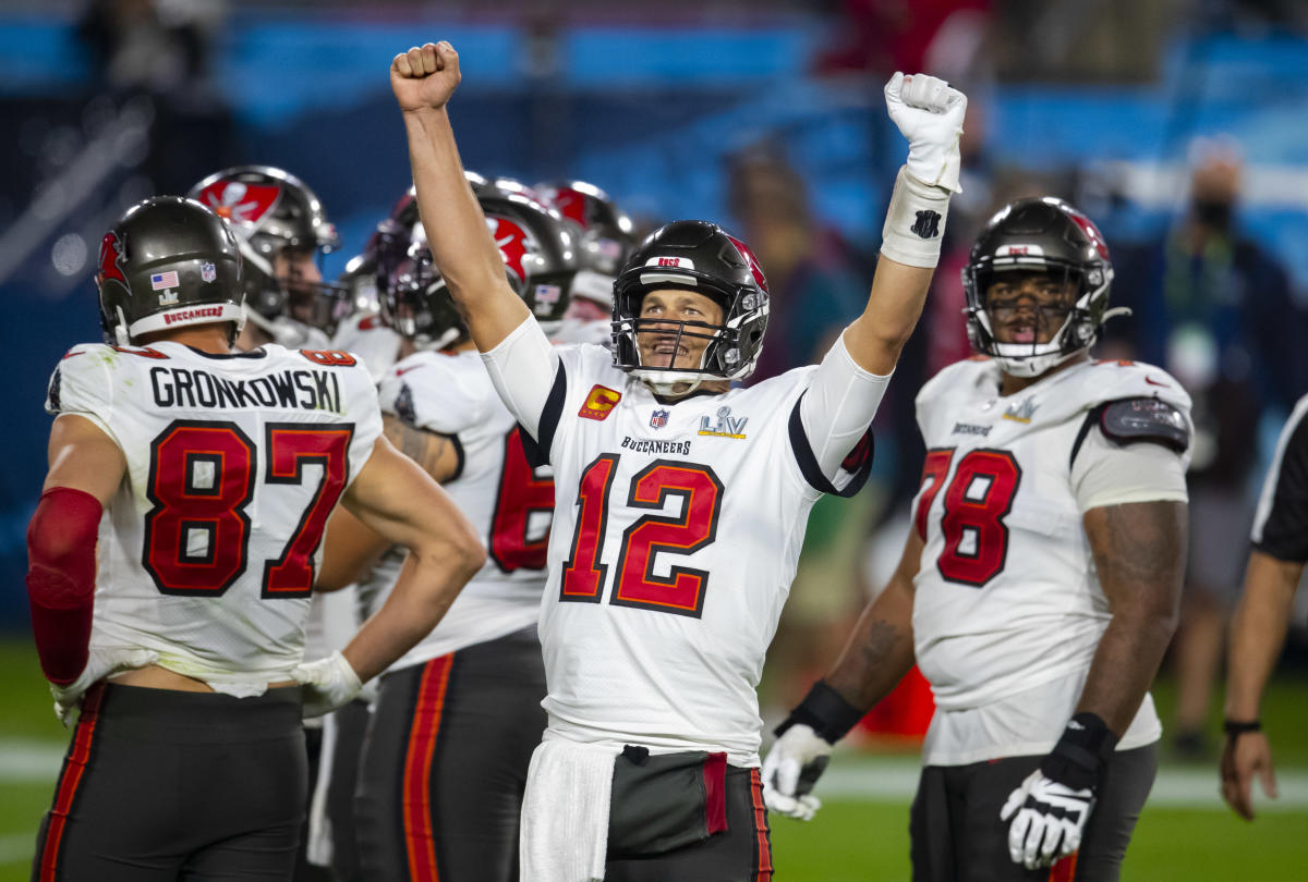 High school basketball team lands FaceTime call with Tampa Bay Buccaneers  after messaging wrong number