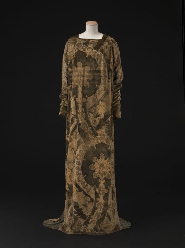 Mariano Fortuny (1871-1949). Eleonora dress. Gold-printed green silk velvet, pleated green silk taffeta, green silk cordon, black and white glass beads. Taffeta lining