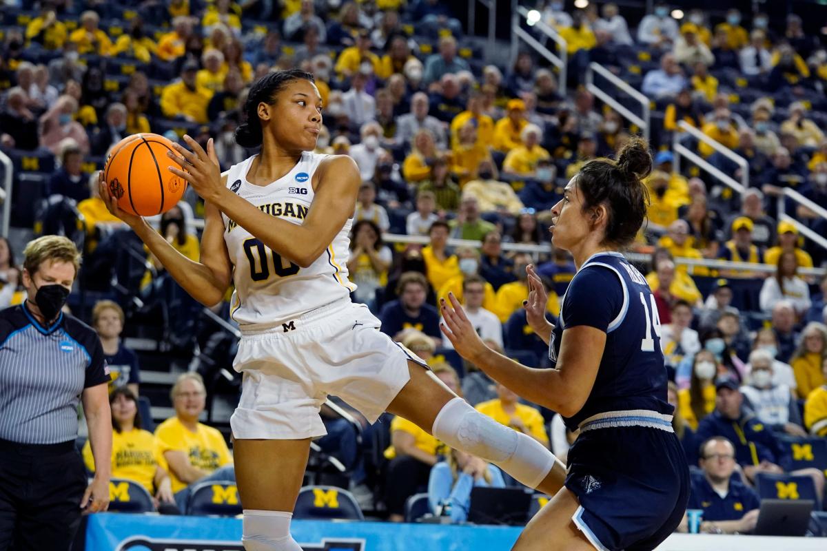 Naz Hillmon Michigan Womens Basketball Pull Away From Villanova 64 49 To Reach Sweet 16 