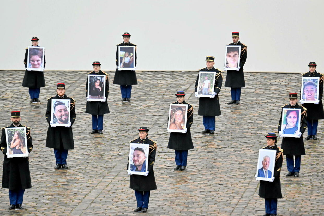 Des portraits des 42 victimes étaient portés par des membres de la Garde républicaine.  - Credit:Jacques Witt/SIPA / SIPA / Jacques Witt/SIPA