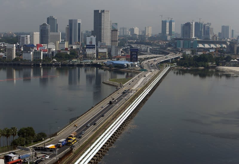 Vehicles travel along the causeway between Singapore and Malaysia (top) at the Woodlands Checkpoint in Singapore, May 5, 2015. — Reuters pic