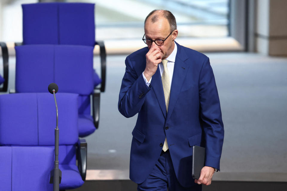 Friedrich Merz geht an den Sitzen im Bundestag vorbei