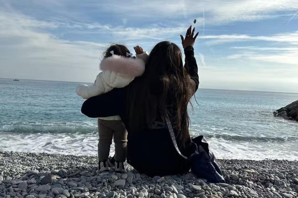 Naomi Campbell with her daughter on the beach in the UAE (Naomi Campbell/Instagram)