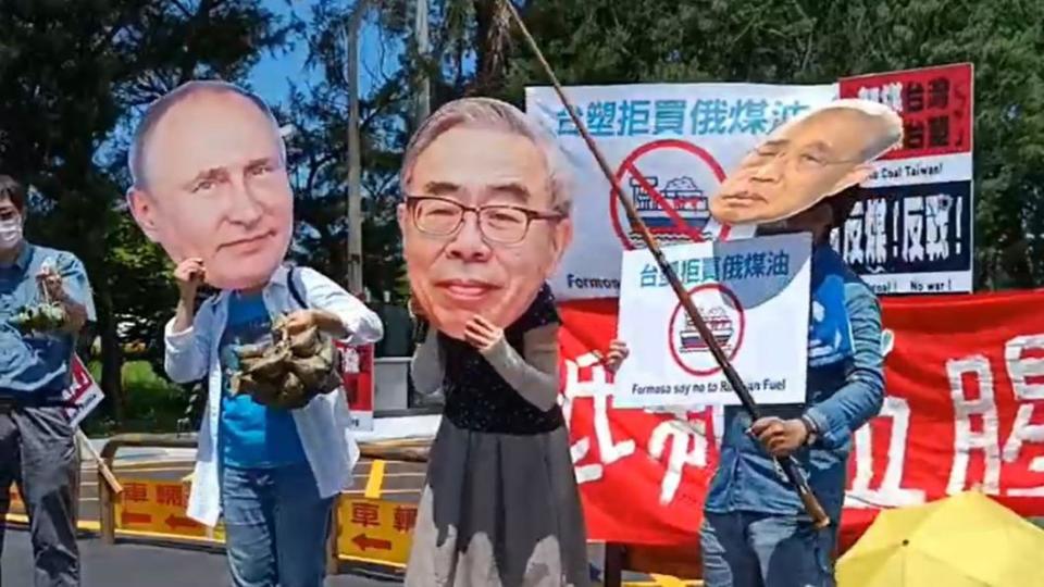 相關團體發起油輪「送肉粽」抗議。（圖／翻攝自彰化縣環境保護聯盟）