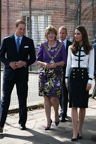 Le sourire mutin aux lèvres, Kate Middleton écoutait attentivement le Prince William lors d’une visite à Birmingham en 2011. Sa tenue était signée de l’un de ses stylistes préférés : Alexander McQueen.