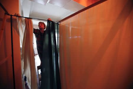 A member of a local electoral commission takes part in the preparations for the upcoming election at a polling station in Donetsk, eastern Ukraine, October 31, 2014. REUTERS/Maxim Zmeyev