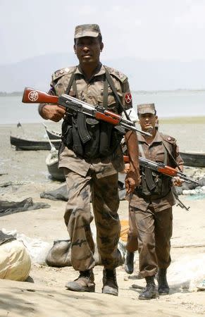 Members of the Border Guard Bangladesh patrol the bank of Naf river at Teknak May 30, 2015. REUTERS/Rafiqur Rahman