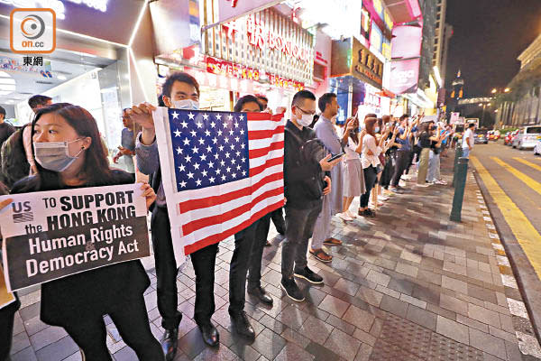 大批市民上周五響應網上號召，在多區進行「香港之路」築人鏈活動。（陳德賢攝）