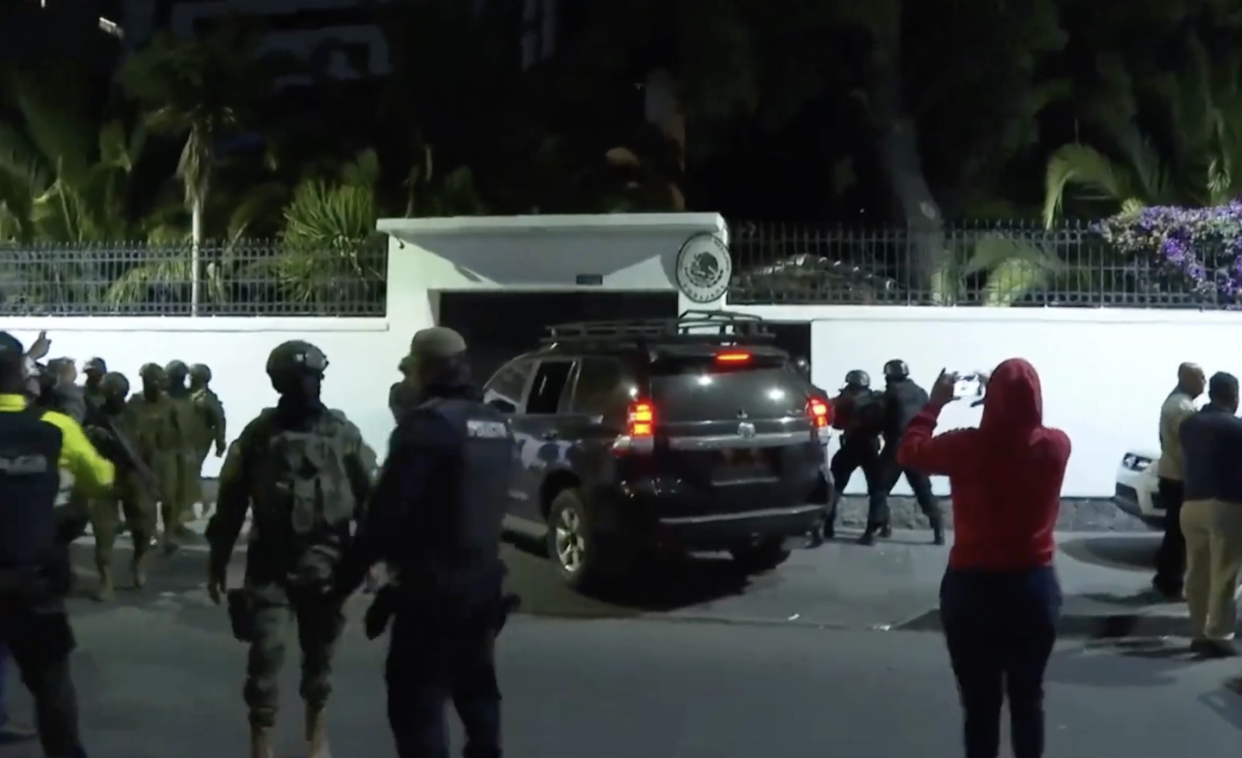 Entrada de las fuerzas policiales de Ecuador en la embajada de México el viernes 5 de abril de 2024. <a href="https://en.m.wikipedia.org/wiki/File:Irrupci%C3%B3n_a_la_embajada_de_M%C3%A9xico_en_Ecuador.png" rel="nofollow noopener" target="_blank" data-ylk="slk:Cambio21TV / Wikimedia Commons;elm:context_link;itc:0;sec:content-canvas" class="link ">Cambio21TV / Wikimedia Commons</a>, <a href="http://creativecommons.org/licenses/by-sa/4.0/" rel="nofollow noopener" target="_blank" data-ylk="slk:CC BY-SA;elm:context_link;itc:0;sec:content-canvas" class="link ">CC BY-SA</a>