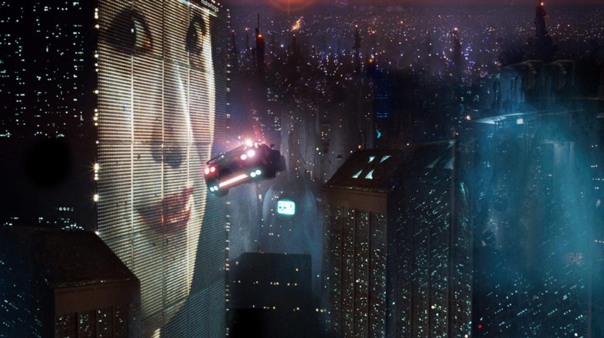 Ya en 1982, la película _Blade Runner_ (Ridley Scott) fantaseaba con esa inteligencia artificial tan evolucionada que su comportamiento no puede predecirse. Warner Bros