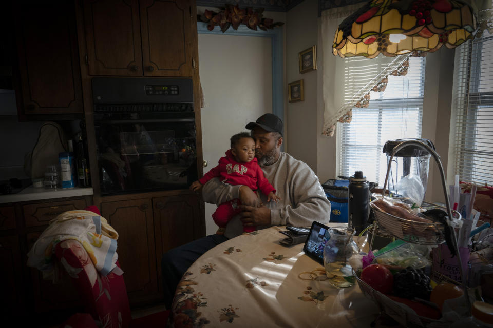 James Lyons besa a su nieto, Adrien Lyons, en la cocina de su casa en Birmingham, Alabama, el sábado 5 de febrero de 2022. Las mujeres negras en EEUU tienen casi tres veces más probabilidades de morir durante el embarazo o el parto que las de cualquier otra raza. ¿Por qué? Algunos médicos no toman en serio sus preocupaciones. (AP Foto/Wong Maye-E)